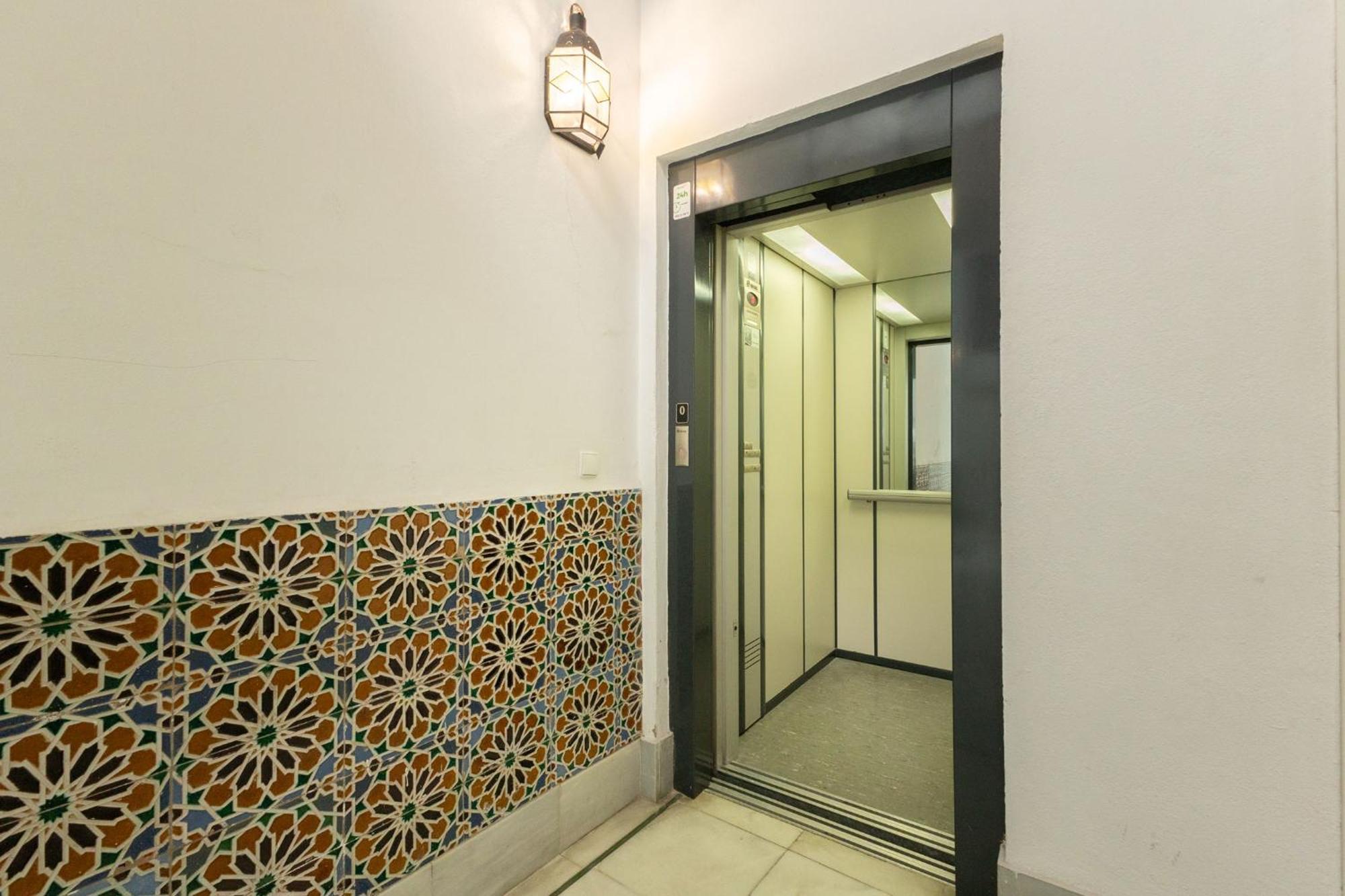 Charming 2 Bedroom Boutique Triplex Apartment With Private Terrace At Seville City Center By Ocityzen Buitenkant foto